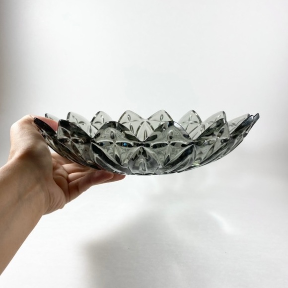 Vintage smoky gray glass sunburst bowl - Picture 8 of 9